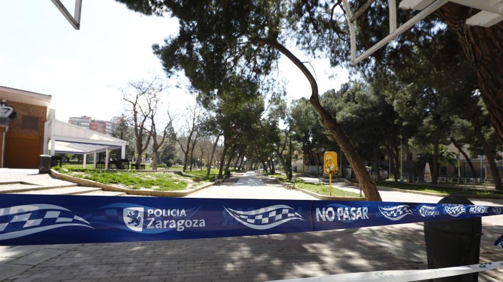 El Parque Grande y el Pignatelli, con todos los accesos cerrados en la mañana de este viernes.