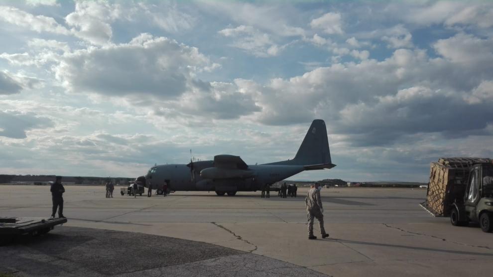 El avión Hércules de la Base de Zaragoza llega a la de Torrejón esta tarde con 10.000 trajes EPI de protección individual.