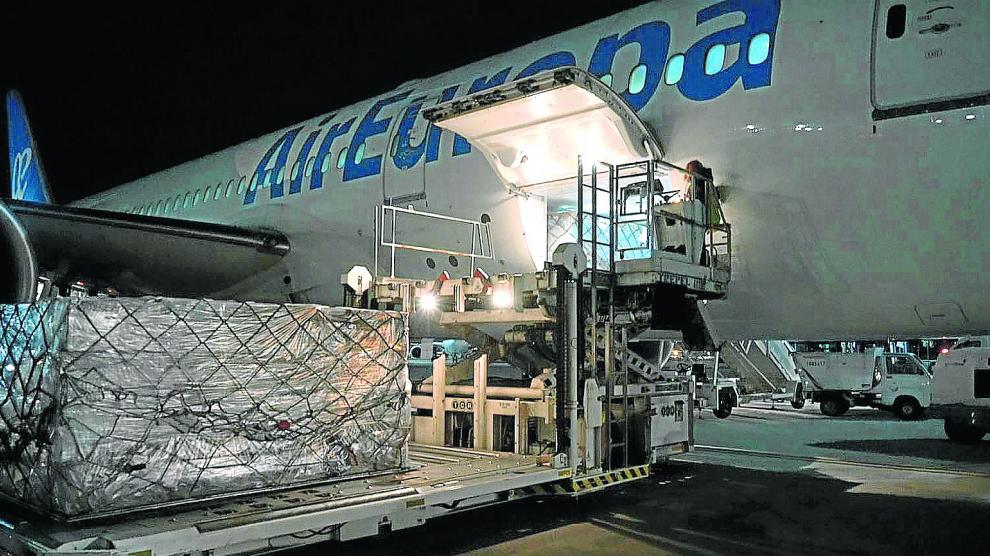 Operarios bajan del avión la carga con 1,2 millones de mascarillas que llegó ayer al aeropuerto de Barajas.