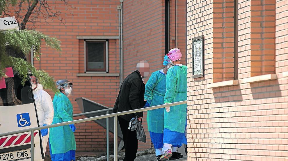 Un anciano, protegido con mascarilla, llega al centro sociosanitario de Alfambra.