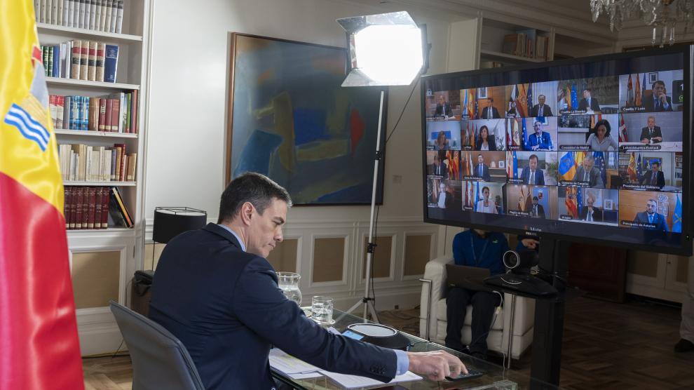 Sánchez hablando con los presidentes autonómicos este domingo