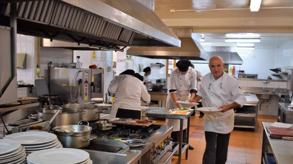 https://imagenes.heraldo.es/files/image_990_v3/uploads/imagenes/2020/03/31/el-profesor-jose-maria-garcia-escudero-en-la-escuela-de-hosteleria-de-guayente.jpeg