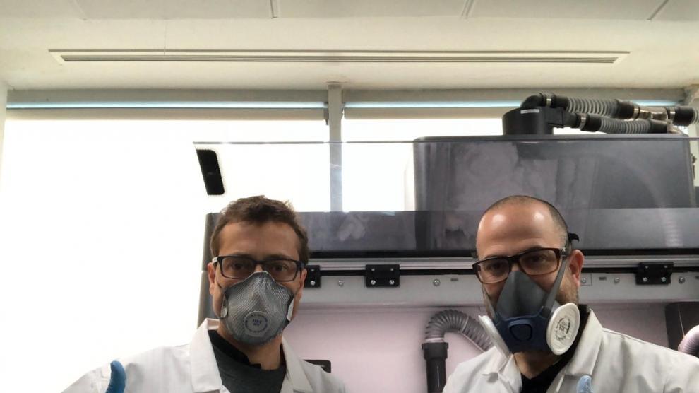 Podoactiva fabrica pantallas de protección y válvulas para convertir las máscaras de buceo de Decathlon en dispositivos que suministran oxígeno.