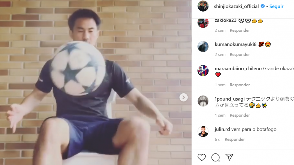 Okazaki realiza un ejercicio con balón a través de su cuenta de Instagram.