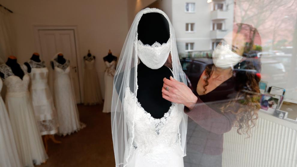 Una diseñadora de moda nupcial ha creado mascarillas para novias.