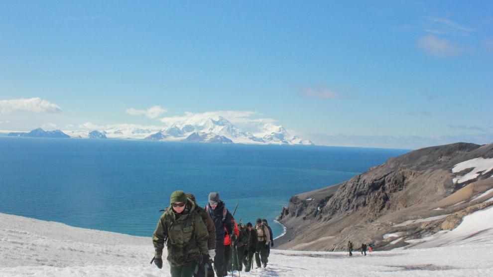 Militares del Ejército de Tierra acompañan a científicos por un cráter de la isla Decepción en la Antártida.