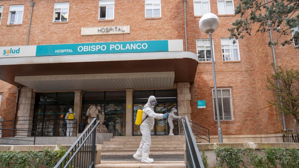 GRAF8777. TERUEL, 18/03/2020.- Miembros de la Unidad Militar de Emergencias (UME), desinfectan los alrededores del Hospital Obispo Polanco de Teruel. EFE/Antonio Garcia. [[[HA ARCHIVO]]]