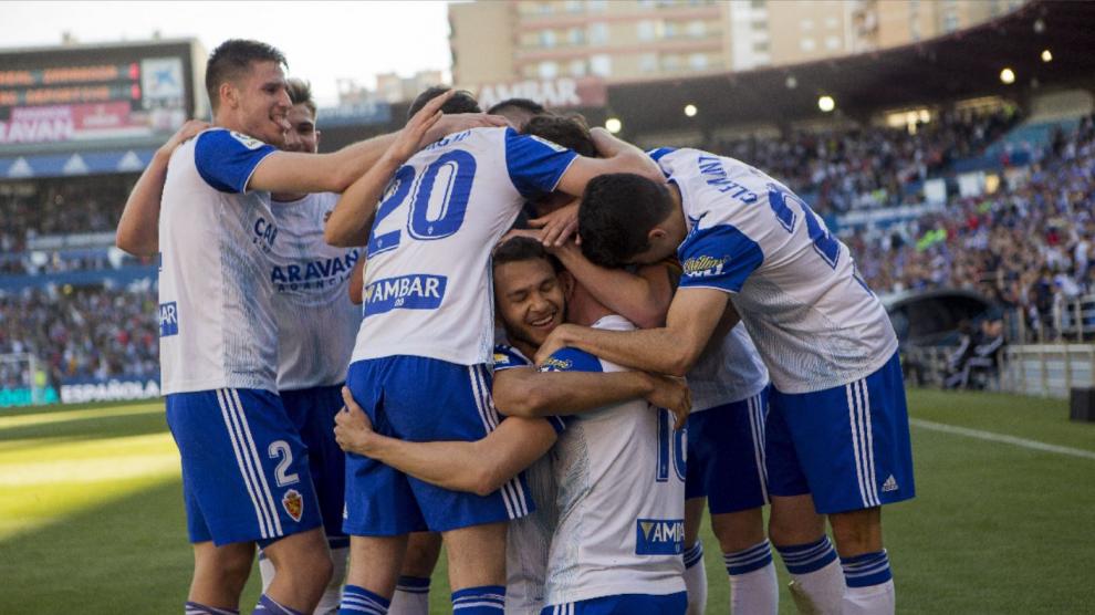 Abrazos en grupo de los futbolistas del Real Zaragoza tras la obtención de un gol, el que marcó Luis Suárez al Deportivo de La Coruña en el 3-1 del último partido jugado en La Romareda.