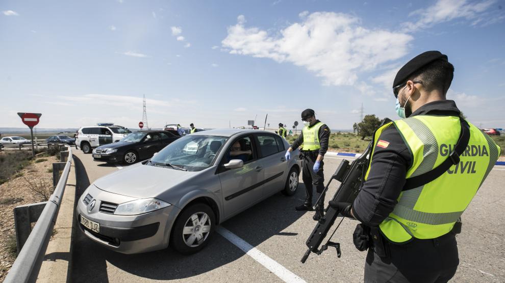 CONTROL DE TRAFICO DE LA GUARDIA CIVIL EN LA A-23 ( ZARAGOZA ) / CORONAVIRUS / 08/04/2020 / FOTO : OLIVER DUCH [[[FOTOGRAFOS]]]