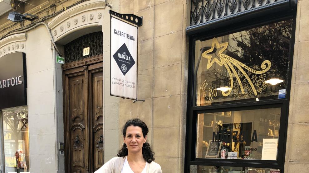Elena Bernad, en las puertas de su tienda, Chez Marzola.
