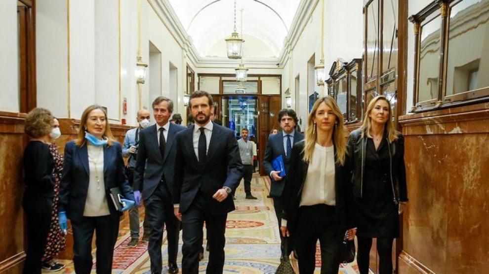 Ana Pastor, con guantes y mascarilla, junto a Pablo Casado a su llegada al pleno del Congreso.