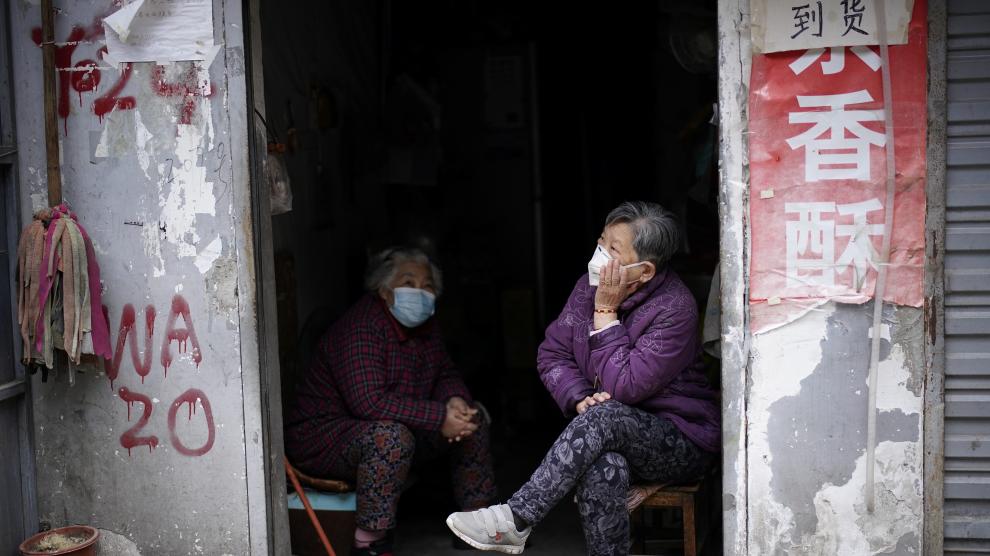 Dos personas con mascarillas este sábado en Wuhan.