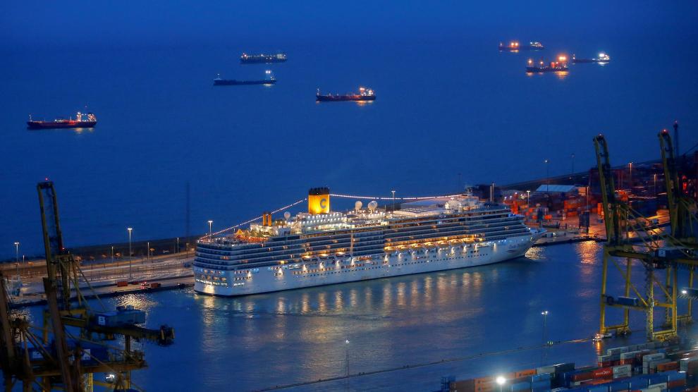 Atraca en Barcelona un crucero tras un mes sin poder tocar tierra por la pandemia