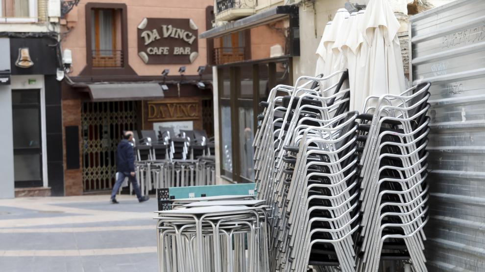 Mesas y sillas de veladores de los bares cerrados por la pandemia en Padre Huesca y San Orencio