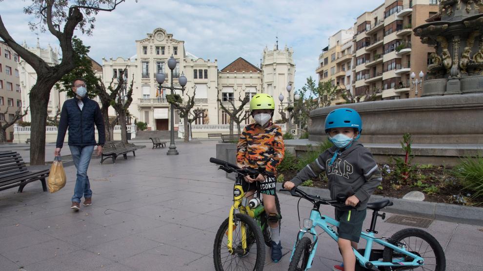 Niños en la plaza Navarra de Huesca el domingo 26 de abril, primer día autorizado de salida para los más pequeños