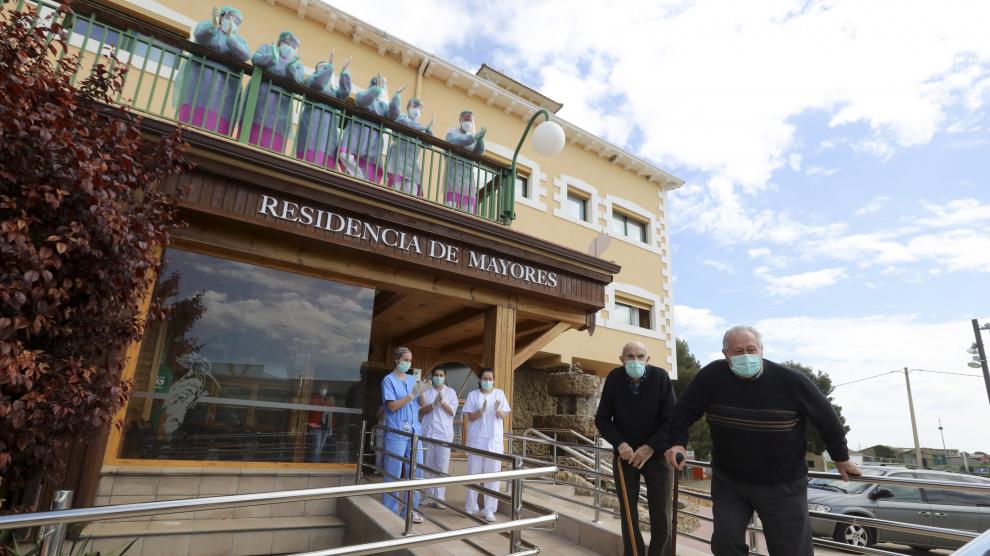 Dos ancianos abandonan la residencia de Yéqueda con el alta.