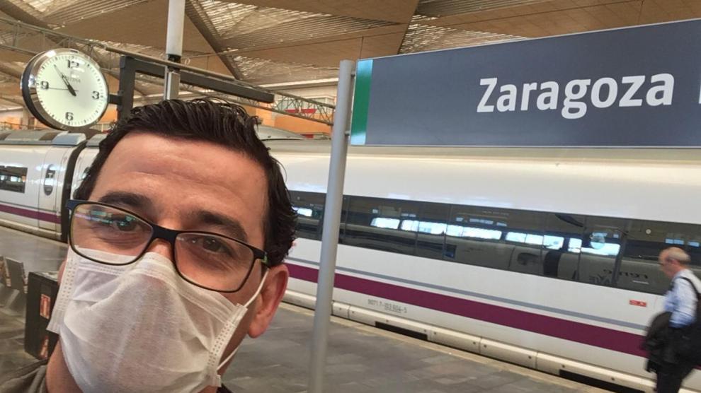 El zaragozano Ricardo Lezcano, a su llegada este domingo a la Estación Delicias de Zaragoza, tras volver de Colombia.