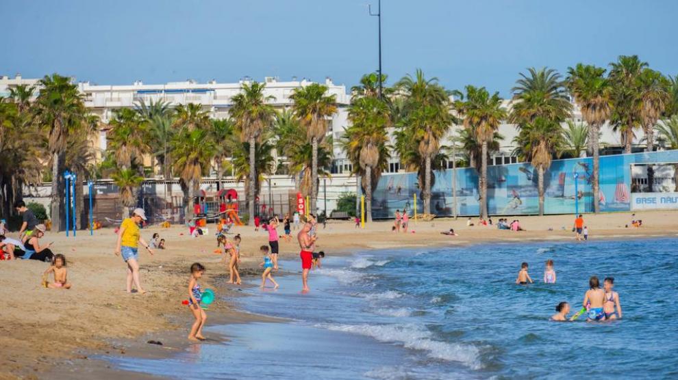 Grupos de familias se saltan la prohibición y llenan la playa de Ponent de Salou