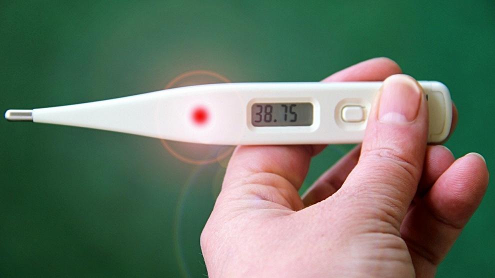 Un termómetro que marca fiebre