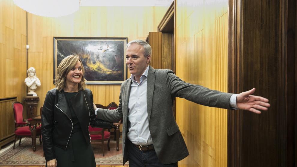 La delegada del Gobierno, Pilar Alegría y el alcalde de Zaragoza, Jorge Azcón.