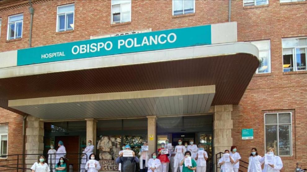 Concentración de trabajadores a las puertas del hospital Obispo Polanco de Teruel.
