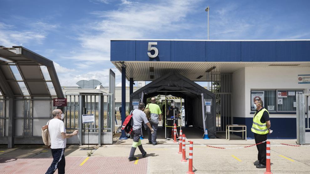 Entrada ayer, en el turno de tarde, de unos 250 trabajadores de PSA. La mayoría acudieron en sus propios vehículos a la planta aunque hubo nueve rutas de autobuses.