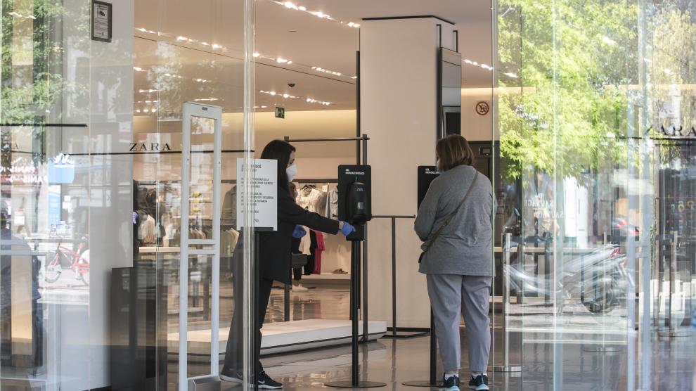 Las tiendas ya pueden abrir y hacen rebajas