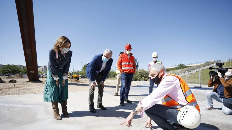 El alcalde de Zaragoza, Jorge Azcón, este lunes, en las obras de pavimentación del entorno del reloj solar de Vadorrey.