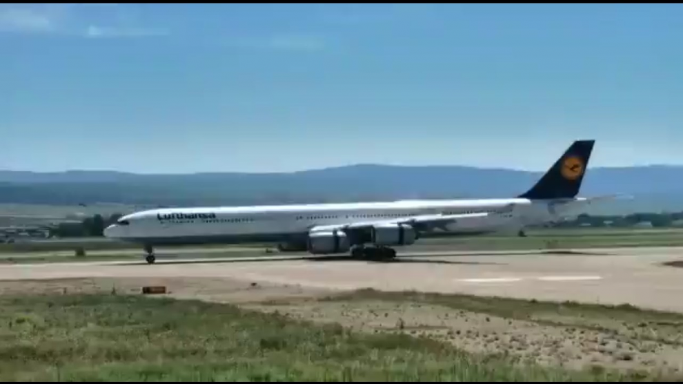 Llegada del avión A-340 de Lufthansa que elevó a 100 el número de aviones estacionados.