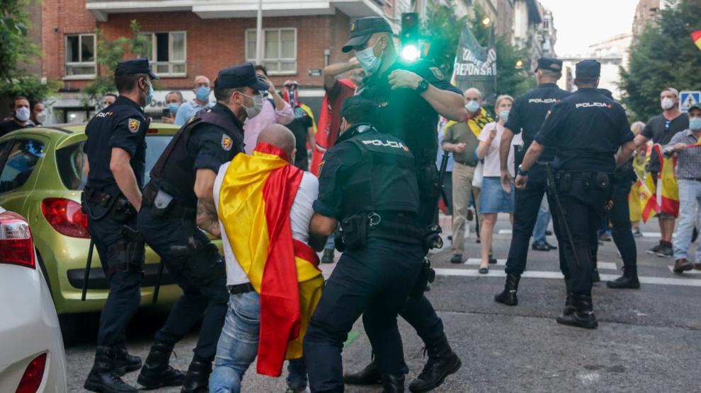 Detenciones durante las protestas frente a la sede del PSOE en Madrid.