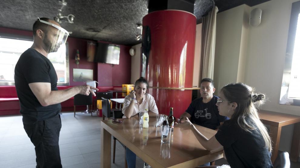 Restaurante El Paréntesis de Sabiñánigo atiende a clientes dentro del establecimiento, este sábado