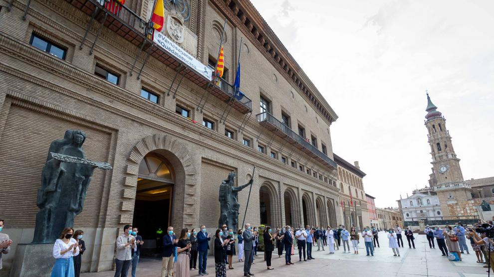 Minuto de silencio por las víctimas del coronavirus en el Ayuntamiento de Zaragoza.