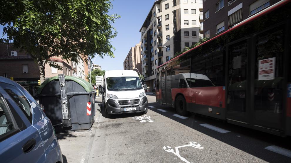 Una furgoneta en doble fila bloquea el paso por el ciclocarril de la avenida de Pablo Gargallo.