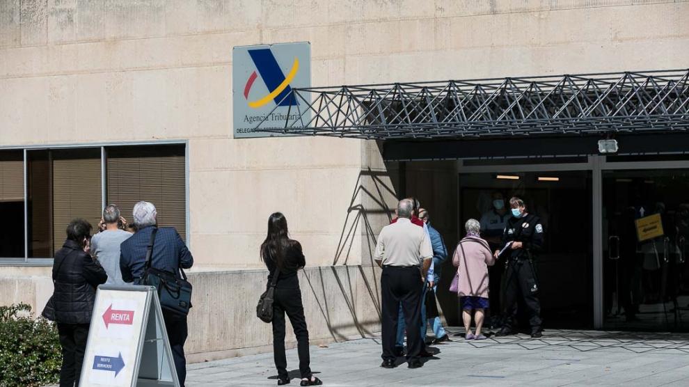 Primer día de confección de declaraciones de la Renta en Zaragoza.