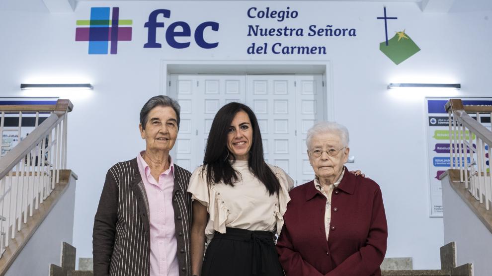 Las hermanas Carmen Sanz (derecha) y Carmen Roca (izquierda), junto a la directora, Elisa Moreno.