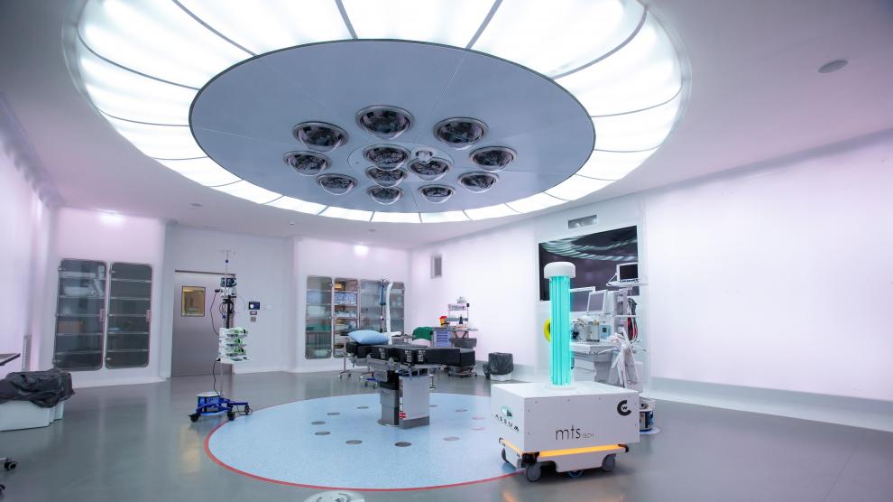 El Hospital Clínic prueba con éxito un robot que desinfecta las habitaciones