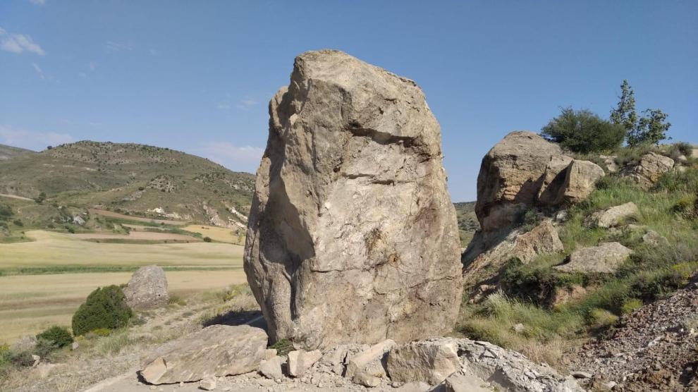 Un desprendimiento de rocas obliga a cortar la TE-10 entre la nacional 211 y Alpeñés
