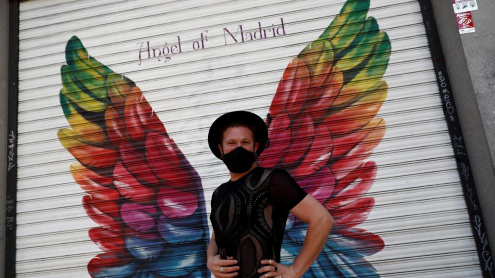 Un hombre con máscara, este domingo en el barrio de Chueca, en Madrid.