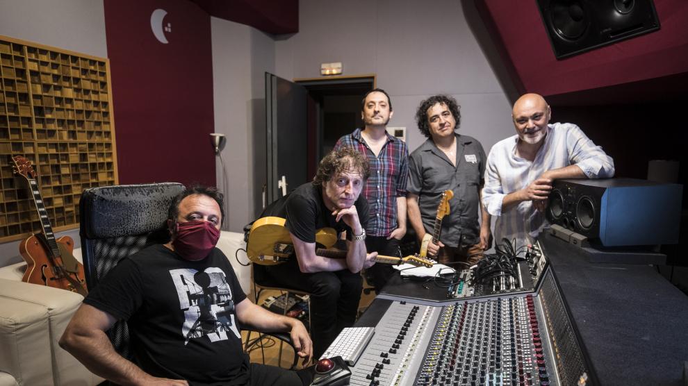 Gabriel Sopeña, a la derecha, en los estudios Luna Nueva junto a los músicos que están grabando el nuevo disco.