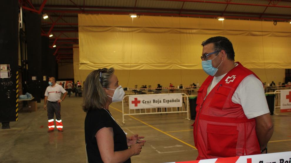 La alcaldesa de Fraga, Carmen Costa, junto al director de Emergencias de Cruz Roja Huesca, Óscar Gracia, en el albergue para temporeros sin techo.
