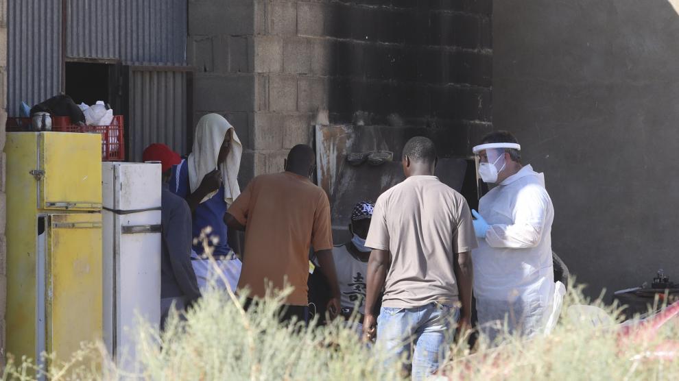 Los temporeros fueron trasladados desde este almacén.