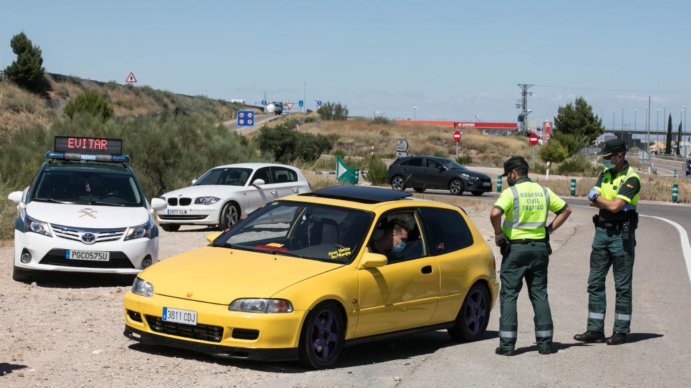 Puntos informativos de la Guardia Civil para recomendar que no se viaje si no es necesario.