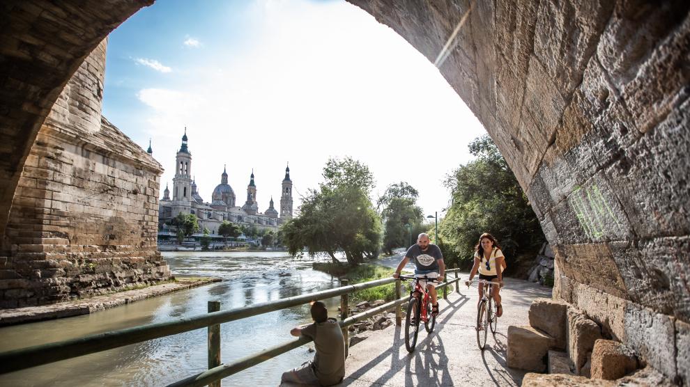 Una ciudad para disfrutar en bici junto al río Ebro.