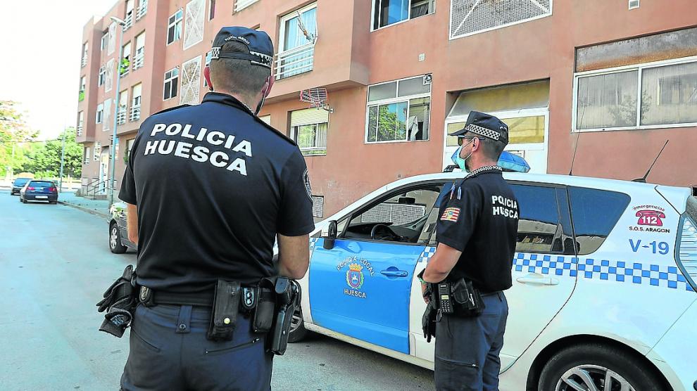 Dos agentes de la Policía Local vigilaban este lunes por la tarde el domicilio.