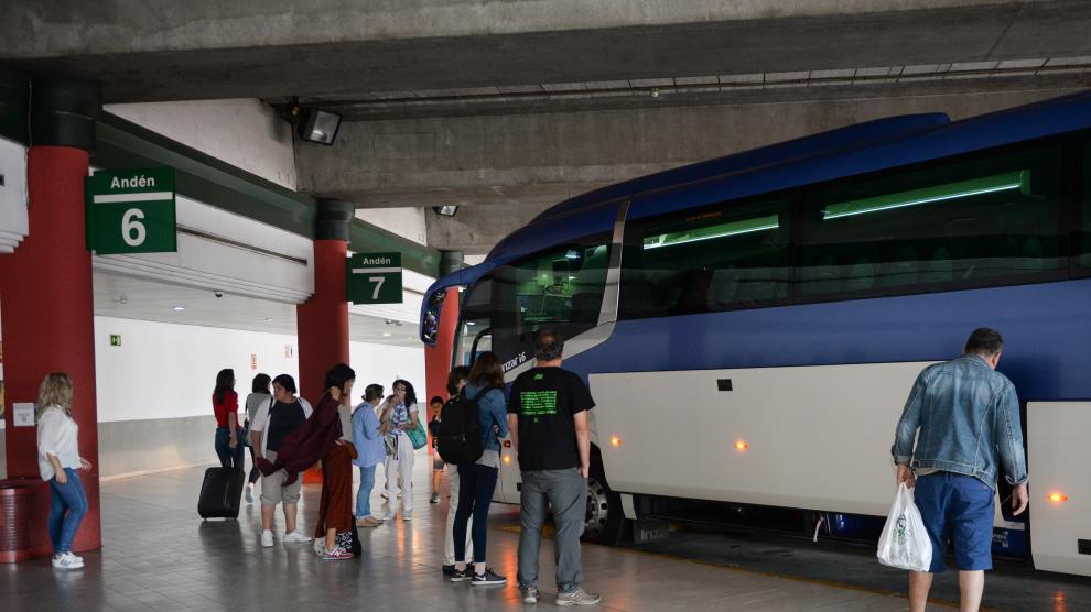 Autobús de la línea que comunica con Madrid en la estación de Teruel.