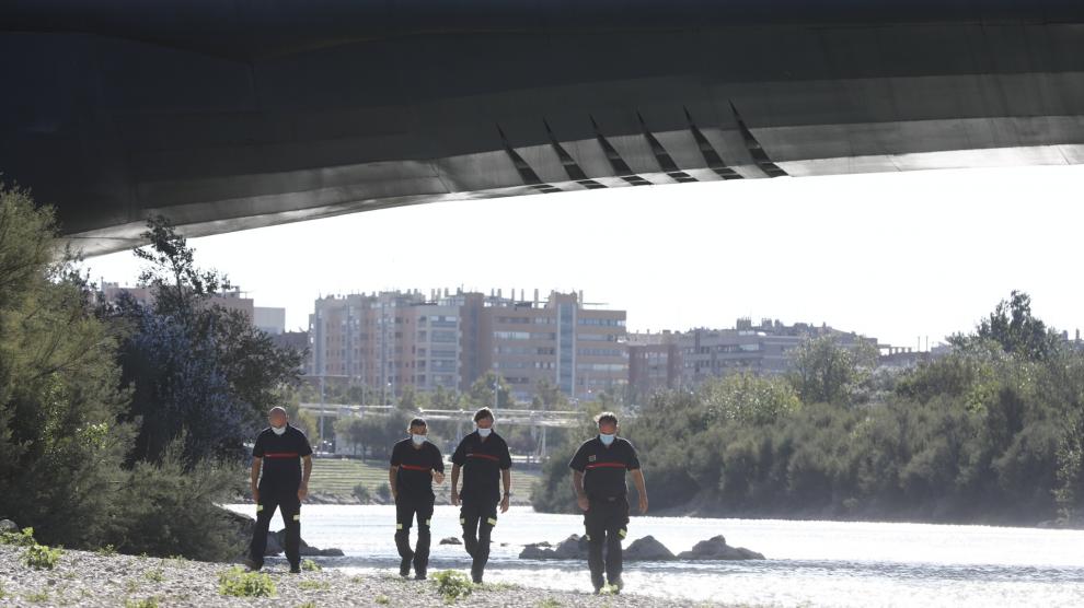 Los Bomberos de Zaragoza han retomado este lunes por la mañana la búsqueda del camionero que desapareció este domingo en el Ebro, cuando trataba de cruzarlo a nado.Los Bomberos han registrado 250 metros cuadrados de cauce durante la mañana.