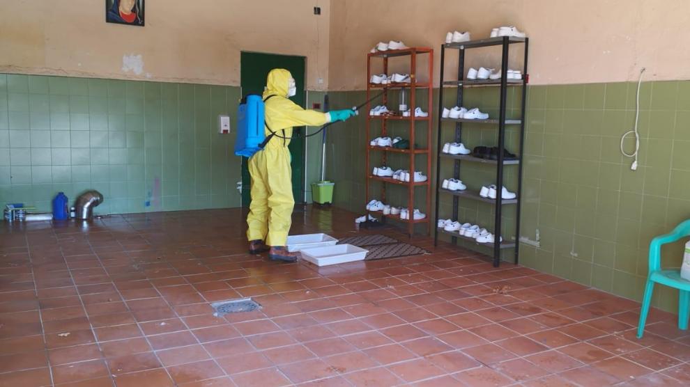 Labores de desinfección de los bomberos en la residencia de Burbáguena.
