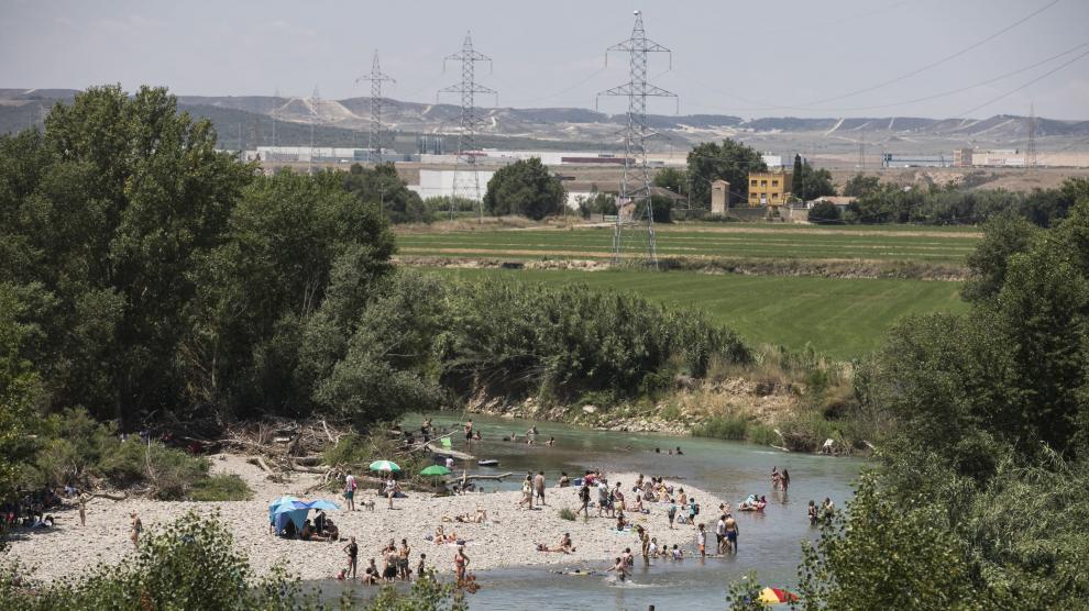 La Peña del Cuervo, en el barrio de Peñaflor, un domingo de finales de junio con una gran afluencia de bañistas.