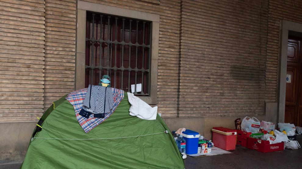 Los desalojados del hotel San Valero se han instalado en plena plaza del Pilar.