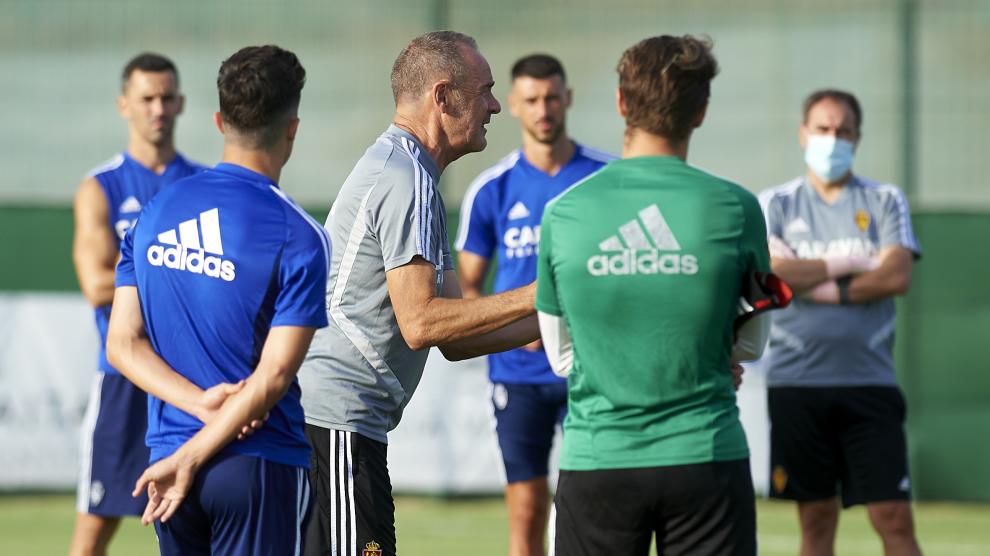 Víctor, dando instrucciones en el entrenamiento realizado hoy en Benidorm.
